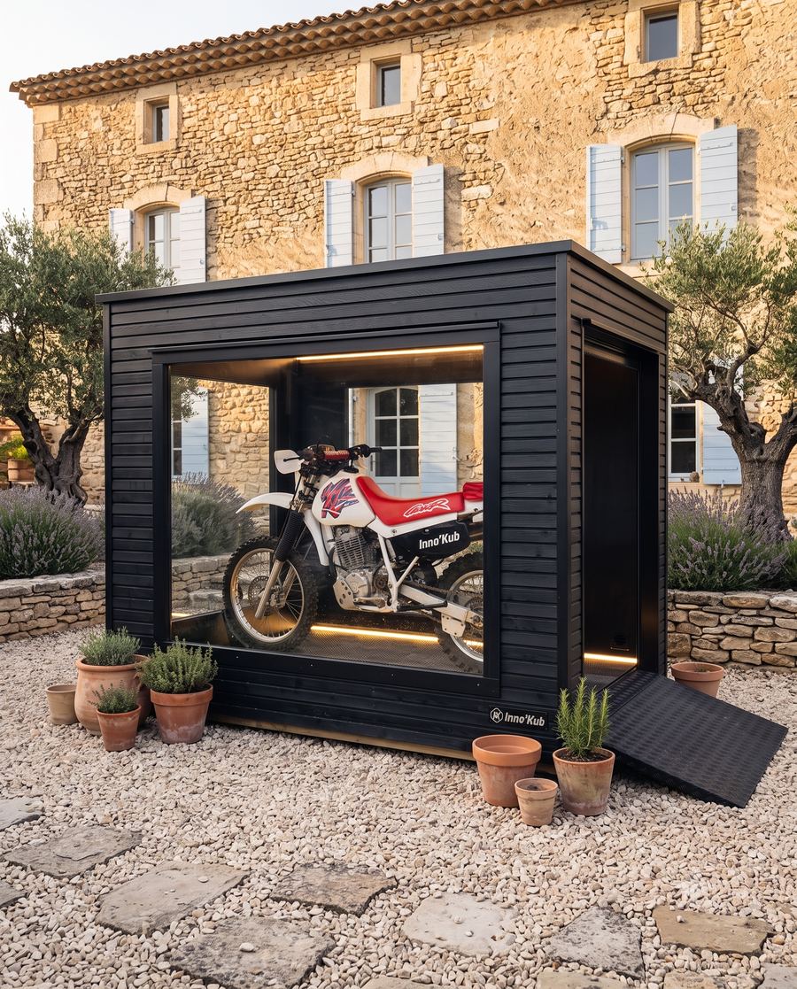 Moto exposée derrière le châssis vitré d'un Obsidian de nuit
