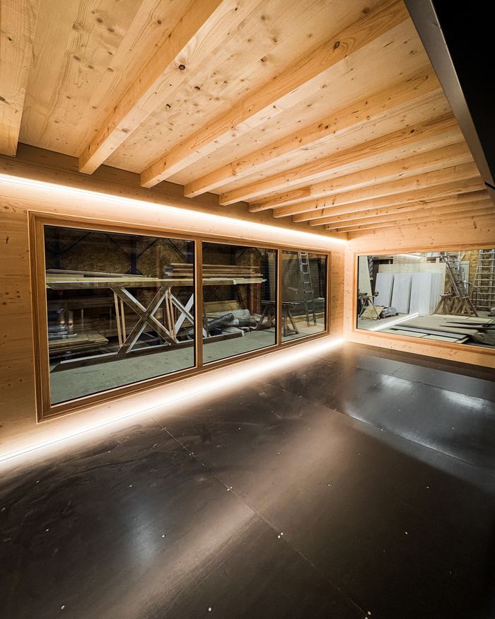 Intérieur d'un garage terminé, éclairage LED allumé