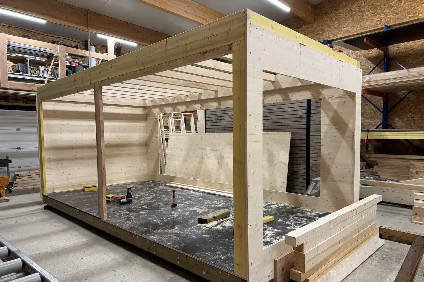 Structure en bois d'un garage Targa en cours d'assemblage dans l'atelier Inno'Kub
