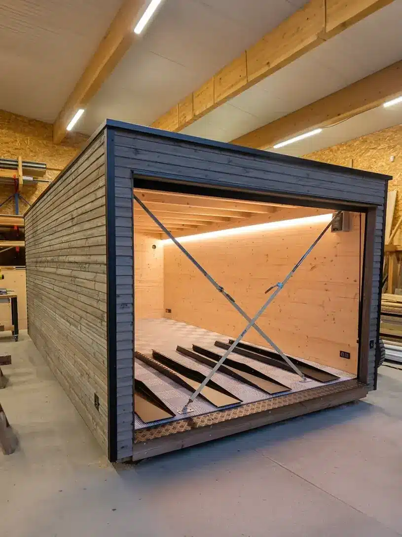 Garage Targa terminé dans l'atelier, éclairage LED allumé, rampes d'accès rangées à l'intérieur