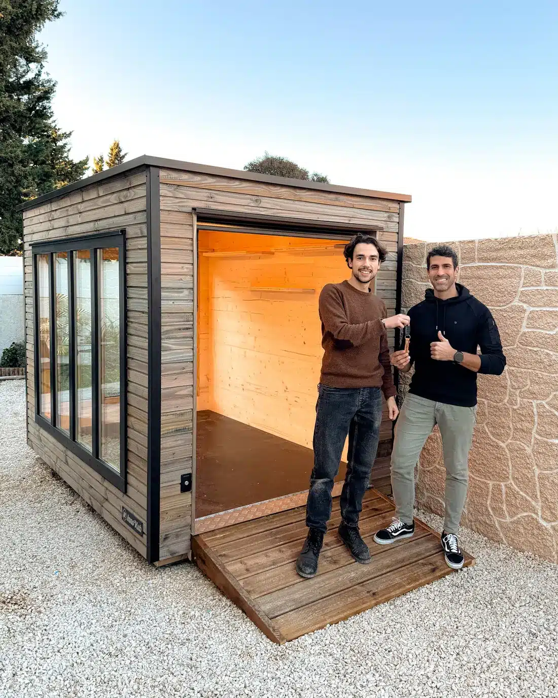 Jules Falco remet les clés de son garage Inno'Kub à Bader Benlekehal