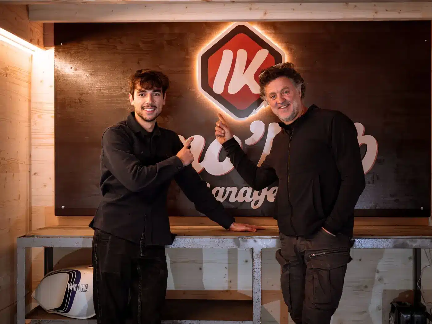 Jules Falco et Lolo Cochet devant l'enseigne lumineuse Inno'Kub Garages