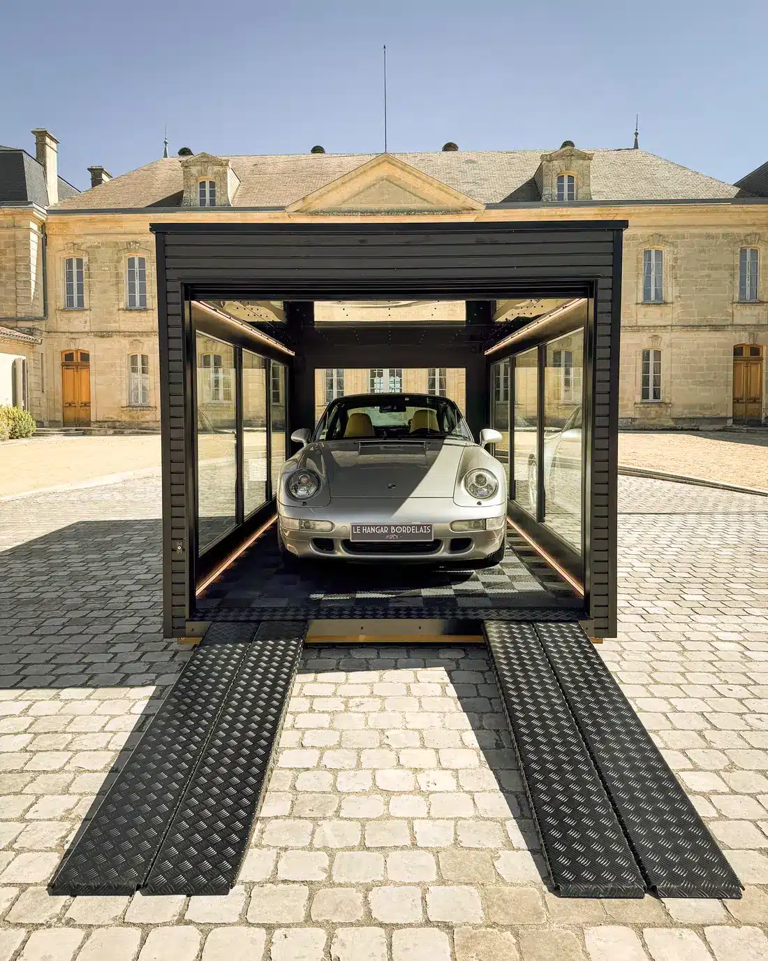 Targa 250 Obsidian dans la cour d'un château, Porsche 911 exposée