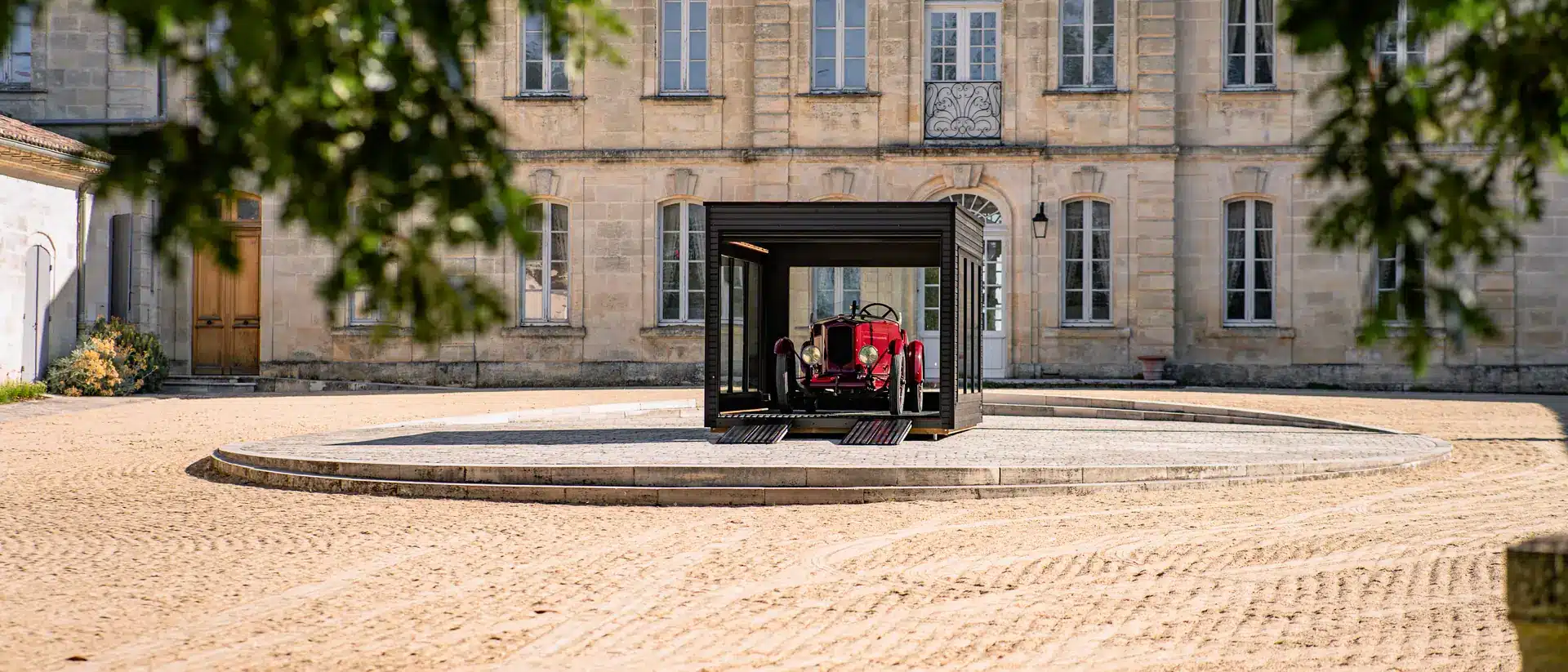Garage Targa Obsidian installé dans la cour d'honneur d'un château