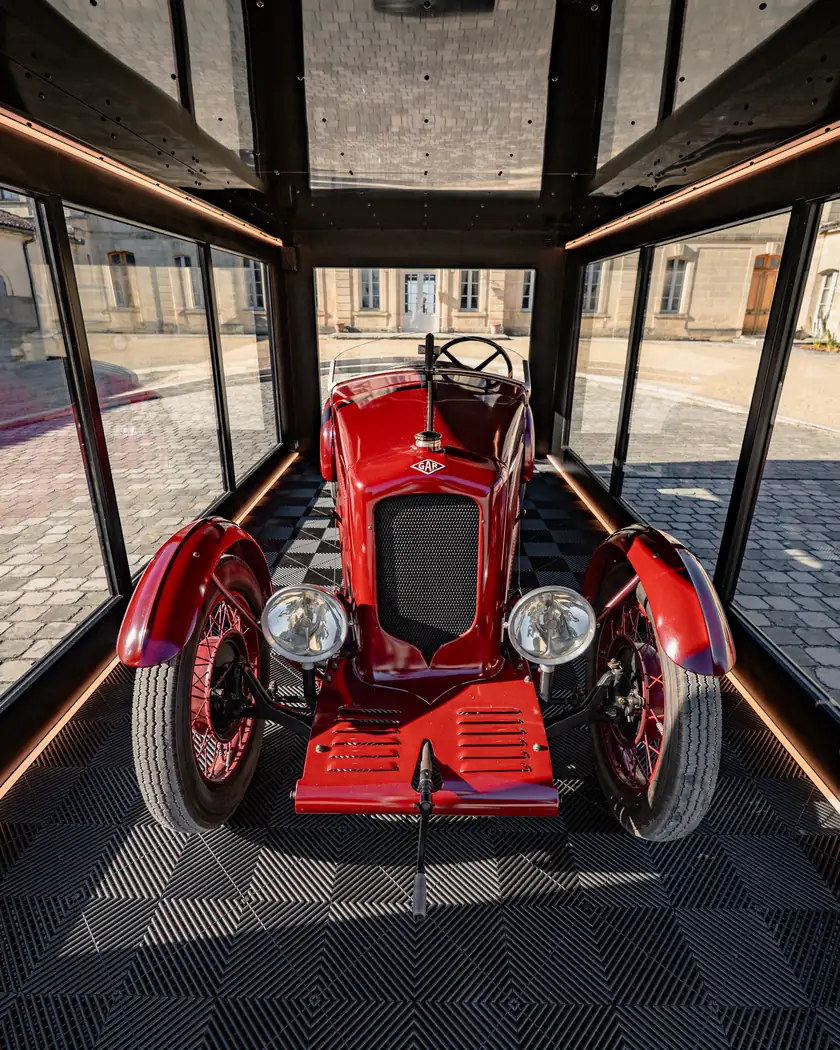 Intérieur d'un Targa Obsidian : bandeaux LED, dalles de sol noires et plafond noir brillant