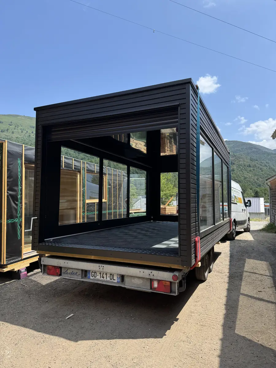 Targa Obsidian chargé sur la remorque plateau devant l'atelier, au pied des Pyrénées