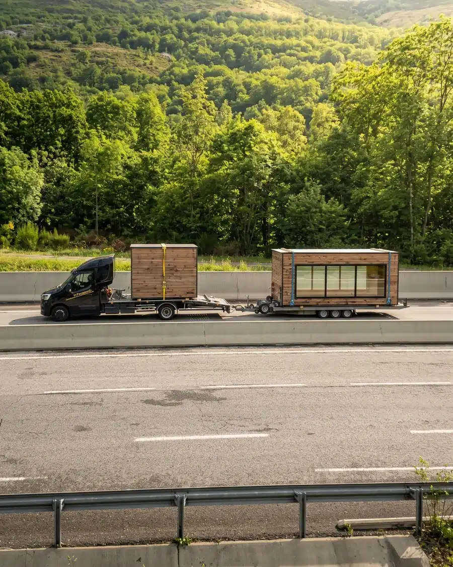 Deux modules Inno'Kub chargés sur le camion plateau et sa remorque, sur la route dans les Pyrénées