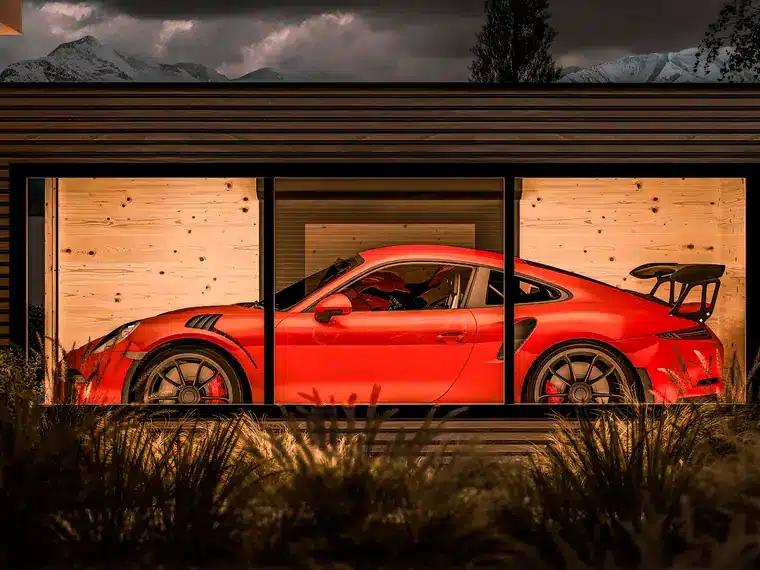 Baie vitrée 3 vitrages sur un garage Inno'Kub, voiture de sport exposée