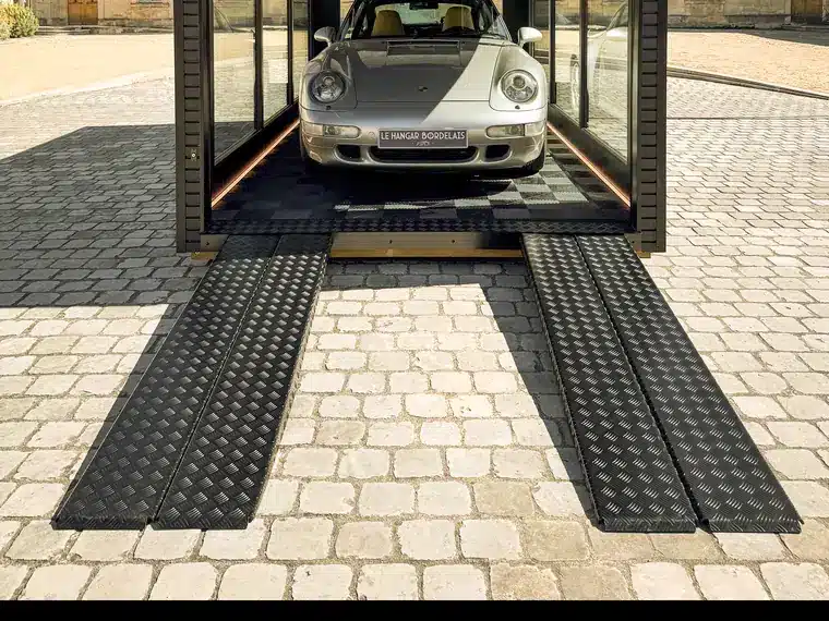 Rampe d'accès en aluminium noir devant un garage Inno'Kub