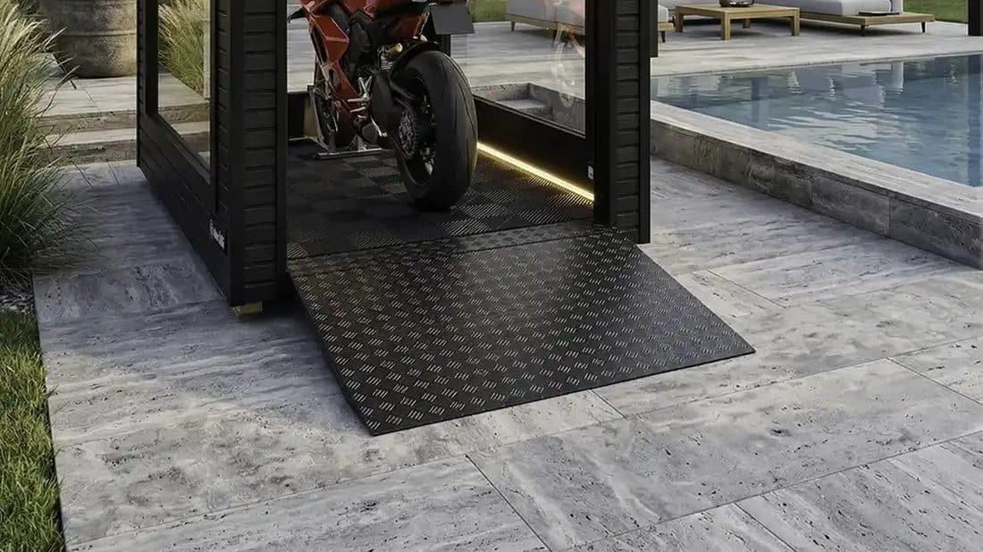 Rampe d'accès en aluminium strié noir sur un Mono 125 Obsidian