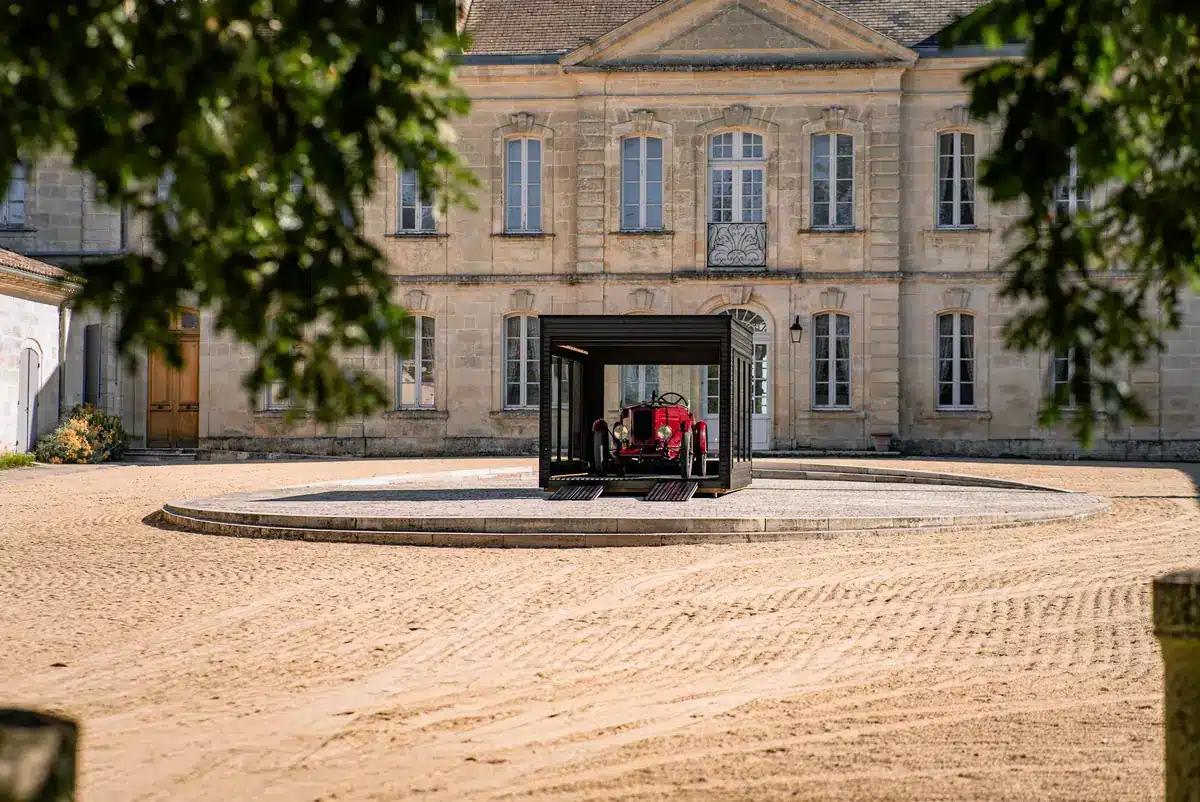 Garage Obsidian installé dans la cour d'honneur d'un château