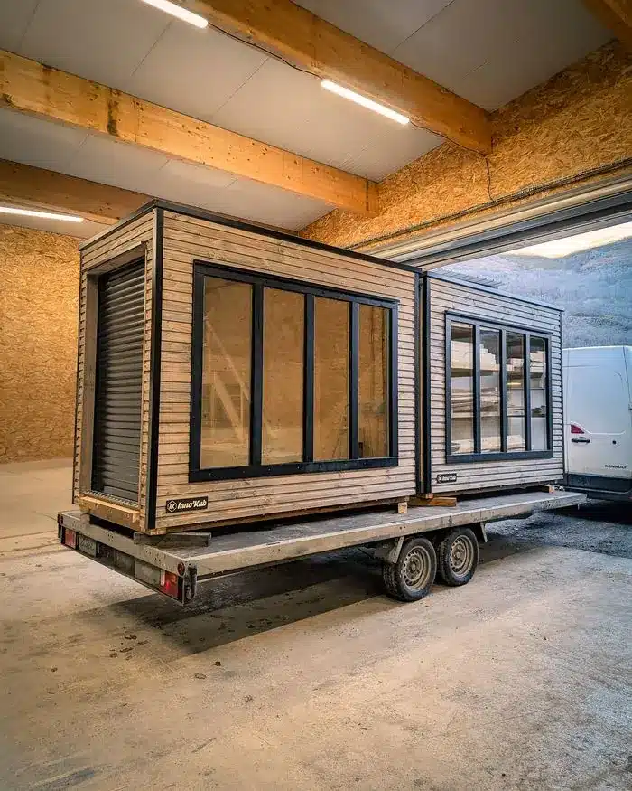 Vidéo : la livraison et l'installation d'un abri moto Inno'Kub